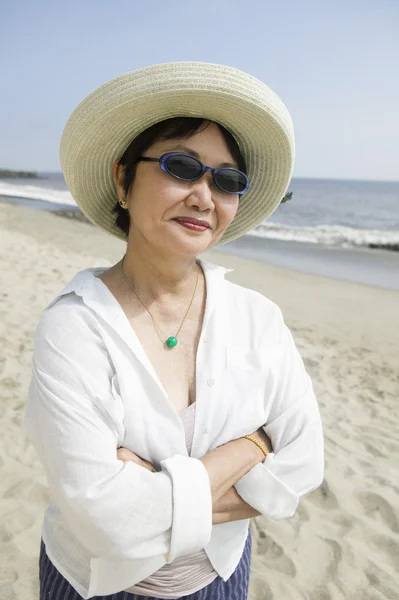 Středního věku-žena na pláži — Stock fotografie