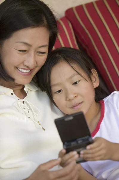 Mother and Daughter Playing Video Game — Stock Photo, Image