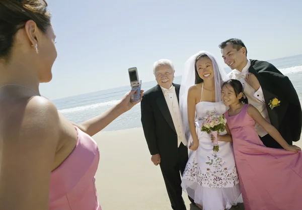 Bruidsmeisje nemen foto — Stockfoto