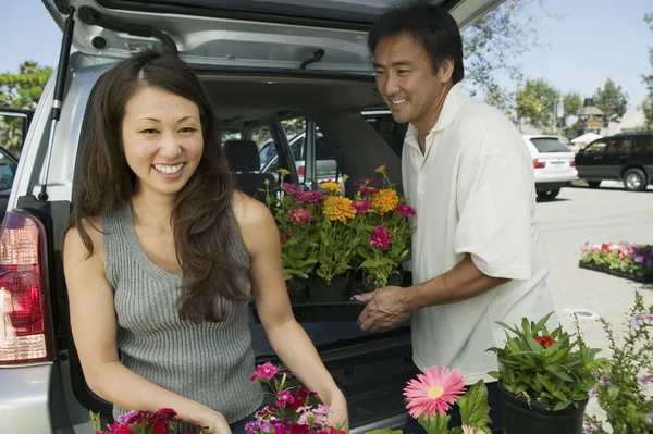 Femme avec mari Chargement de fleurs — Photo