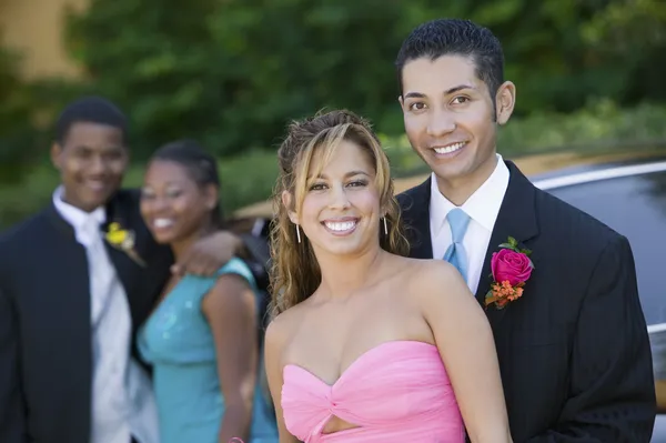 Casais a caminho do baile de finalistas — Fotografia de Stock