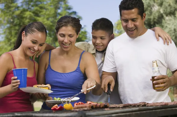 Menino com família na churrasqueira ao ar livre . — Fotografia de Stock
