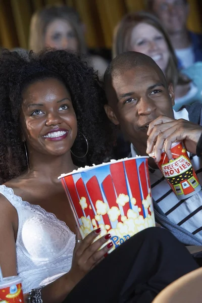 Pareja viendo películas en el teatro — Foto de Stock