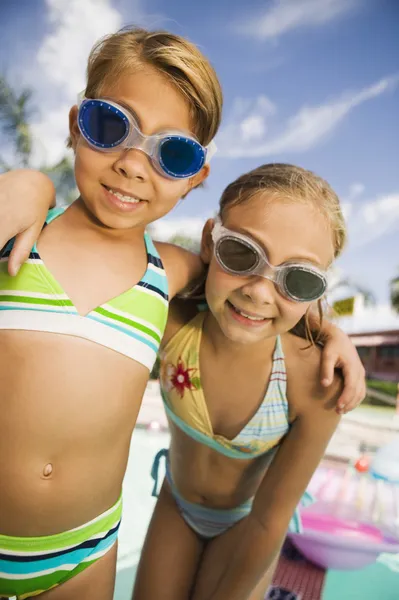 Twee meisjes bij het zwembad — Stockfoto