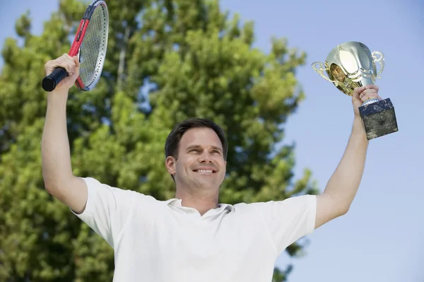 Man met tennisracket en trofee — Stockfoto