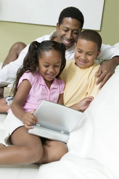 Pai, filho e filha assistindo filme — Fotografia de Stock