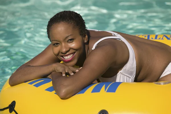Kobieta relaksująca się w basenie — Zdjęcie stockowe