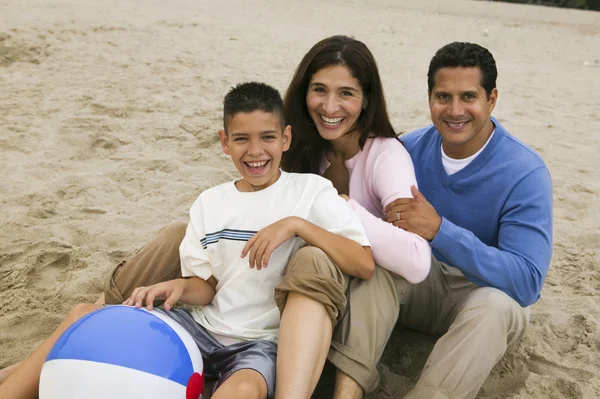 Familia en la playa — Foto de Stock