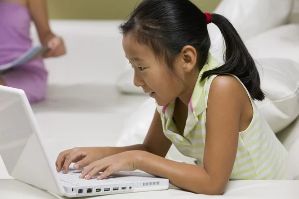 Chica usando ordenador portátil — Foto de Stock