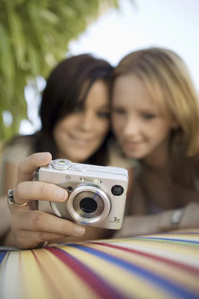 女性の写真を見て — ストック写真