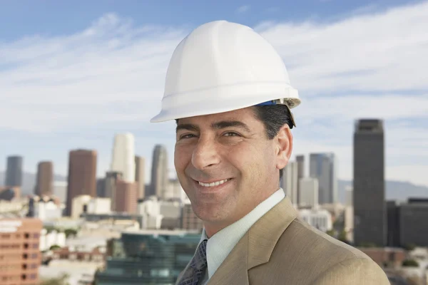 Man dragen hard hat — Stockfoto