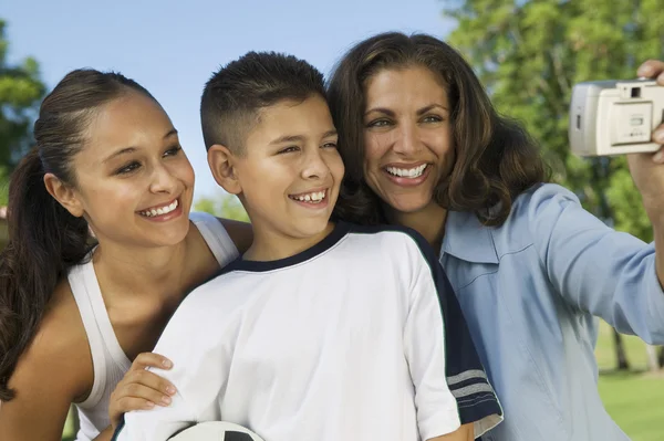 Mother photographing self with daughter and son — Stock Photo, Image