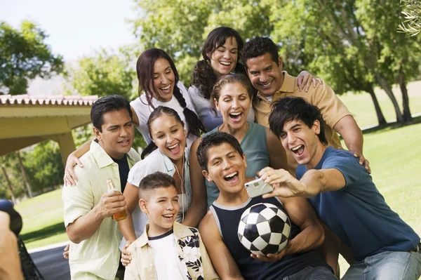 Uomo fotografare amici e familiari . — Foto Stock