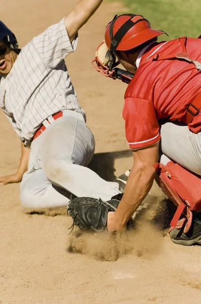 Jogadores de beisebol na base — Fotografia de Stock