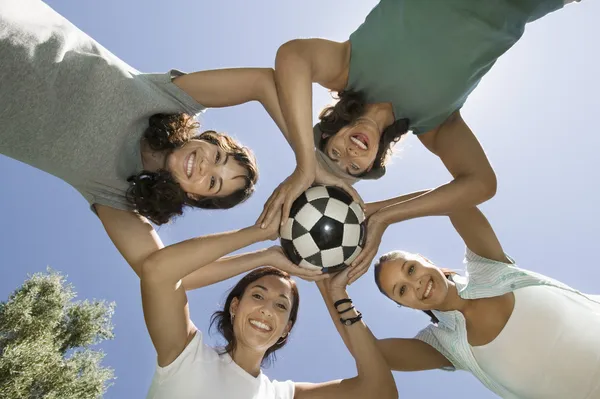 Donne che tengono palla da calcio — Foto Stock