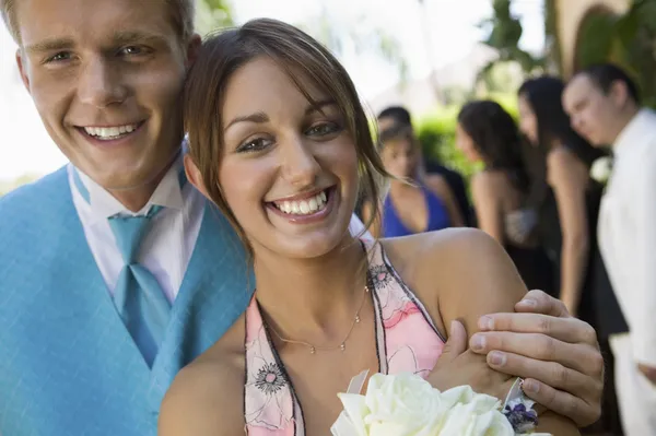 Adolescente coppia a scuola sociale — Foto Stock