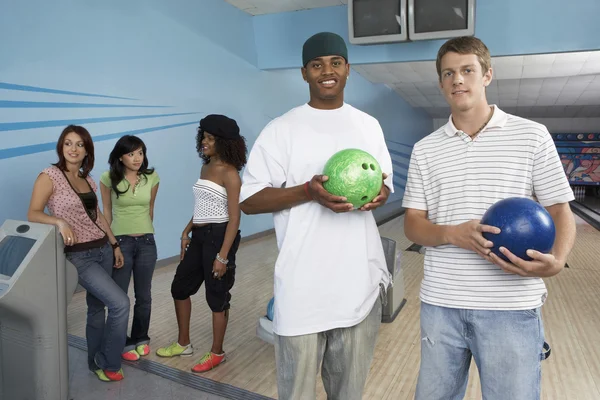 Uomini che tengono palle da bowling — Foto Stock