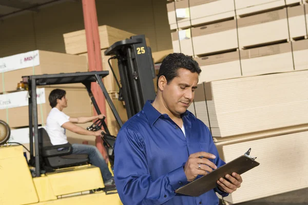 Supervisor and forklift truck driver — Stock Photo, Image