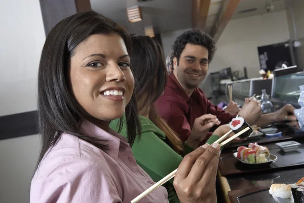 Gente comiendo sushi — Foto de Stock