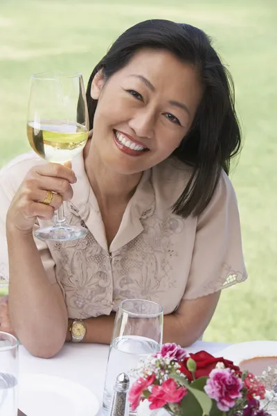Frau im Weinglas — Stockfoto