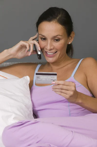 Kobieta Dokonywanie zakupu karty kredytowej — Zdjęcie stockowe
