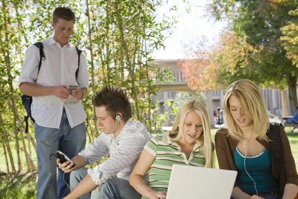 Estudiantes tomando un descanso — Foto de Stock