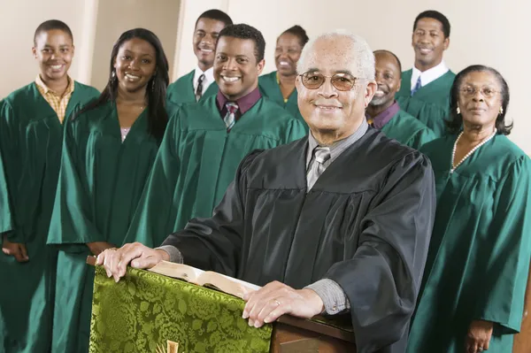 Ministro con el Coro del Evangelio — Foto de Stock