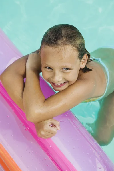 Fille dans la piscine — Photo