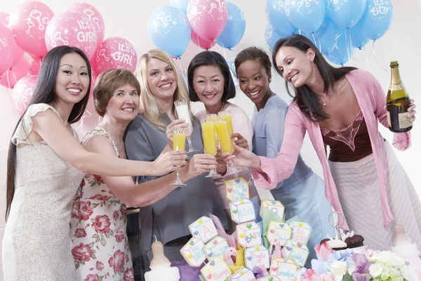 Vrienden hebben een toast op baby shower — Stockfoto