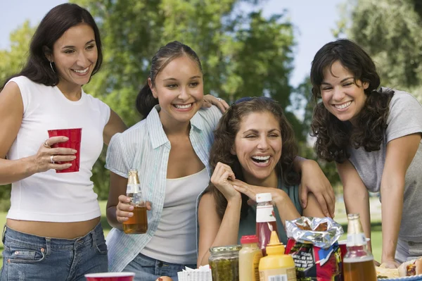 Kvinnor på en picknick — Stockfoto