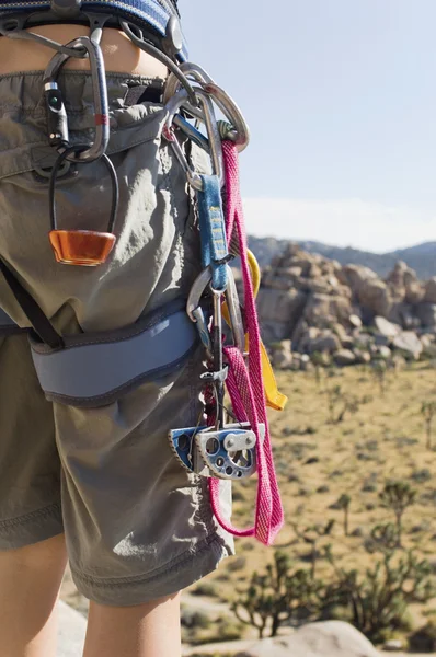 Bergsteiger mit Karabiner um die Taille — Stockfoto