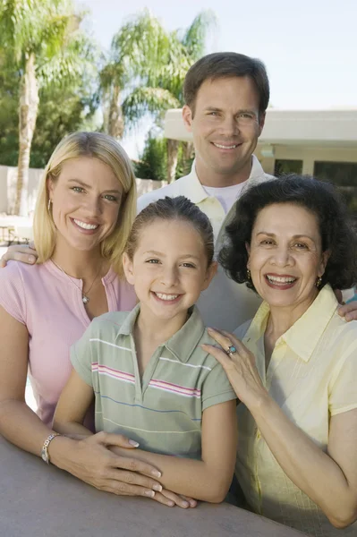 Familjen poserar tillsammans — Stockfoto