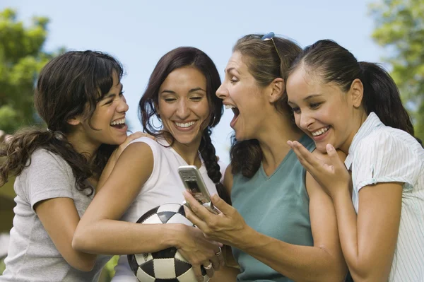 Vrouw lachen om mobiele telefoon — Stockfoto
