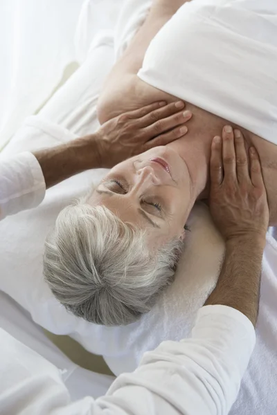 Mulher recebendo uma massagem no pescoço — Fotografia de Stock