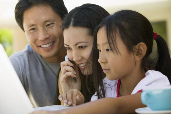 Familia usando laptop — Foto de Stock