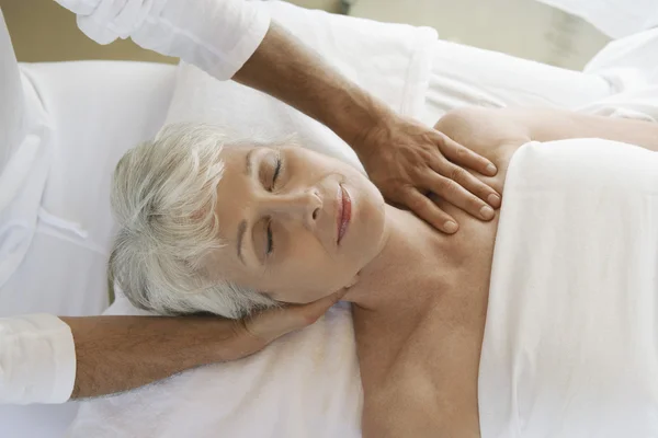 Woman receiving massage — Stock Photo, Image