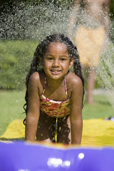 Fille glissant sur la glissière d'eau — Photo