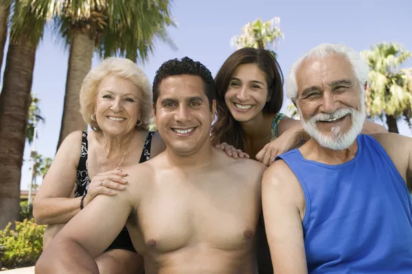 Äldre par och mitten av vuxna par utomhus — Stockfoto