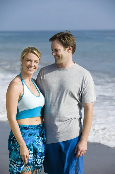 Paar steht am Strand — Stockfoto