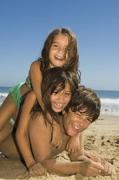 Çocuklar kumsalda oynarken — Stok fotoğraf