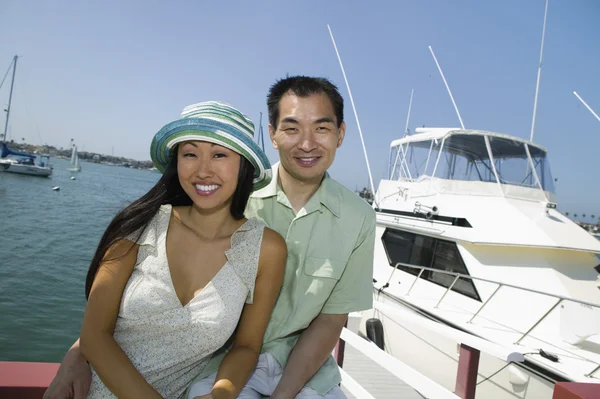 Couple near yacht in marina — Stock Photo, Image