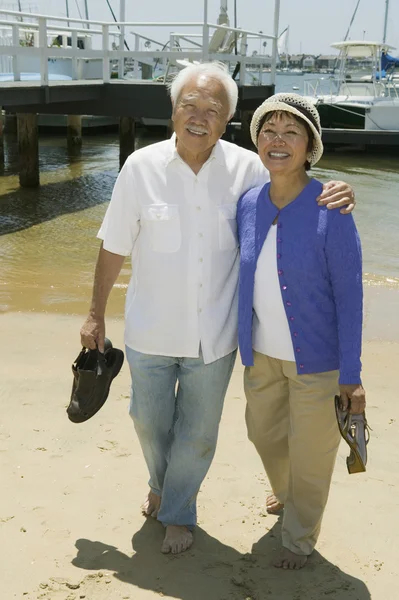 Ηλικιωμένο ζευγάρι στην παραλία — Φωτογραφία Αρχείου