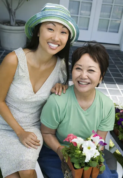 花を持つ母と娘 — ストック写真