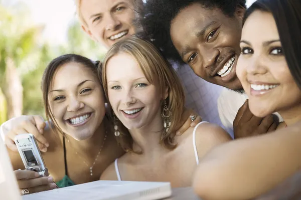 Friends using laptop — Stock Photo, Image