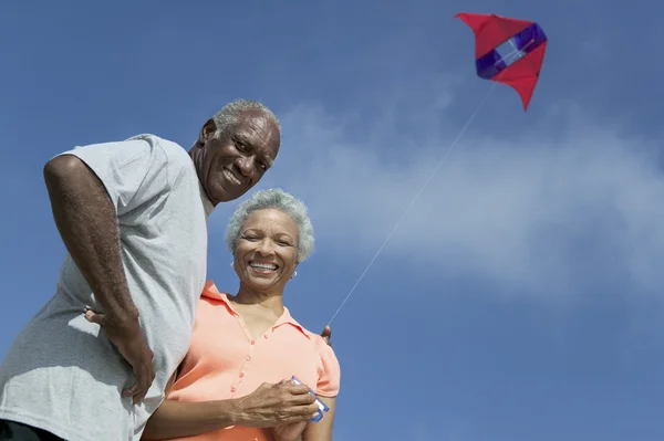 Pareja mayor volando cometa — Foto de Stock