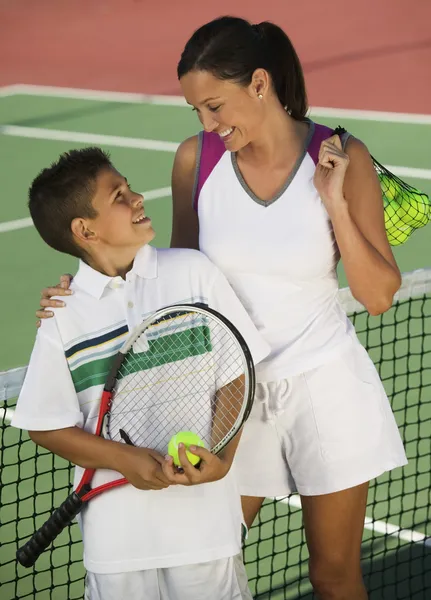 母亲和儿子在网球场上 — 图库照片