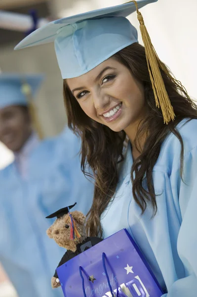 Afstuderen met geschenk tas — Stockfoto