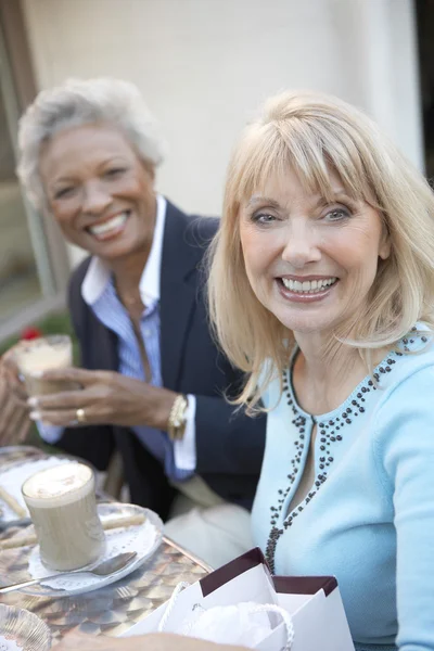 Lächelnde Frauen beim Kaffeetrinken — Stockfoto