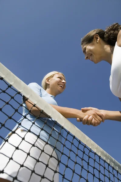 Jugadoras de tenis estrechando la mano — Foto de Stock