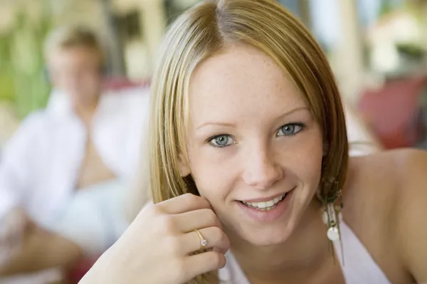 Vrouw op liggend op strandstoel — Stockfoto